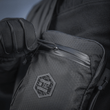 M‑Tac Pocket Bag Elite HEX käytössä, kompakti laukku kulutusta kestävästä materiaalista ja kestävä vetoketju, sopii EDC-varusteiden ja työkalujen säilytykseen.