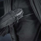 M‑Tac Pocket Bag Elite HEX käytössä, korostaa kestävää muotoilua ja YKK-vetoketjuja pikkutarvikkeiden ja EDC-varusteiden säilytykseen.