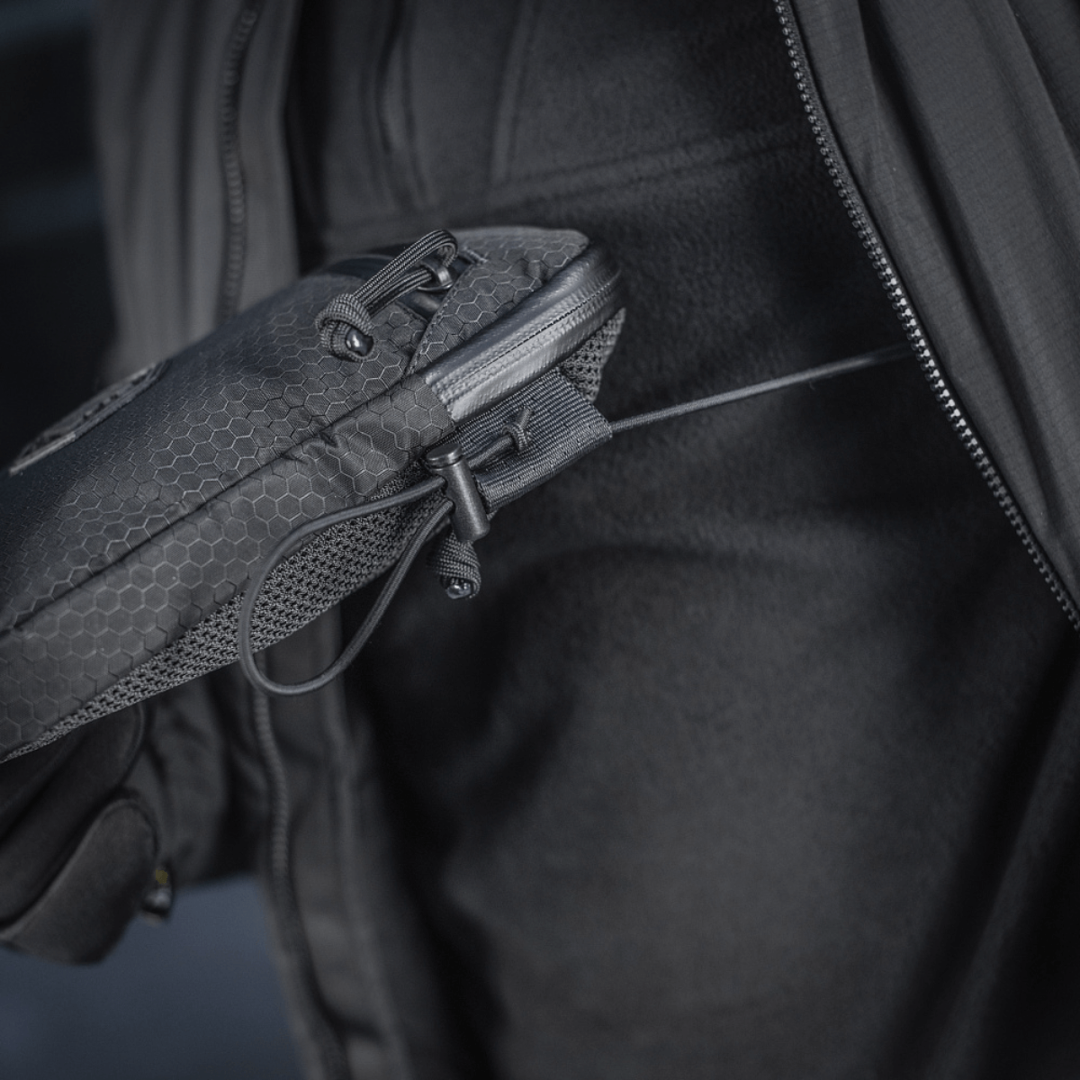 M‑Tac Pocket Bag Elite HEX käytössä, korostaa kestävää muotoilua ja YKK-vetoketjuja pikkutarvikkeiden ja EDC-varusteiden säilytykseen.
