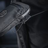 M–Tac Pocket Bag Elite HEX kulutusta kestävässä materiaalissa YKK-vetoketjuilla, sopii EDC-varusteiden ja pikkutarvikkeiden säilytykseen, käytössä.