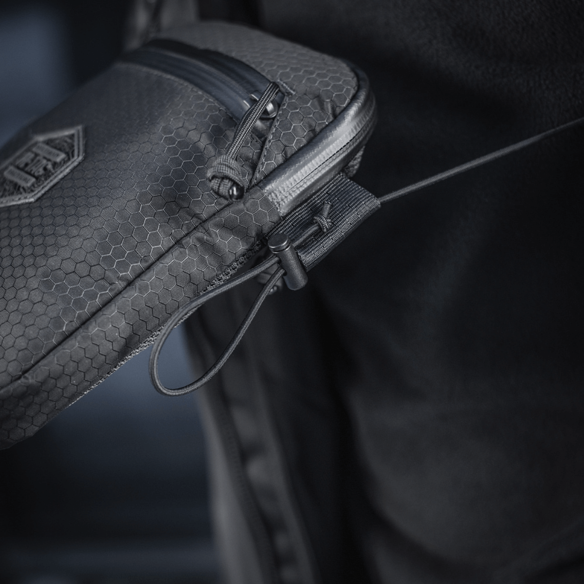 M–Tac Pocket Bag Elite HEX kulutusta kestävässä materiaalissa YKK-vetoketjuilla, sopii EDC-varusteiden ja pikkutarvikkeiden säilytykseen, käytössä.