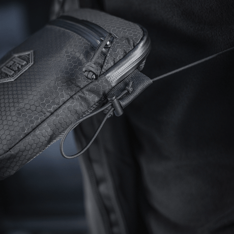 M–Tac Pocket Bag Elite HEX kulutusta kestävässä materiaalissa YKK-vetoketjuilla, sopii EDC-varusteiden ja pikkutarvikkeiden säilytykseen, käytössä.