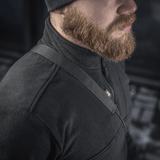 Mies kantaa M‑Tac Pocket Bag Elite HEX:ää kulutusta kestävässä materiaalissa ja vankalla rakenteella, sopii arkipäivän käyttöön ja EDC-varusteille.