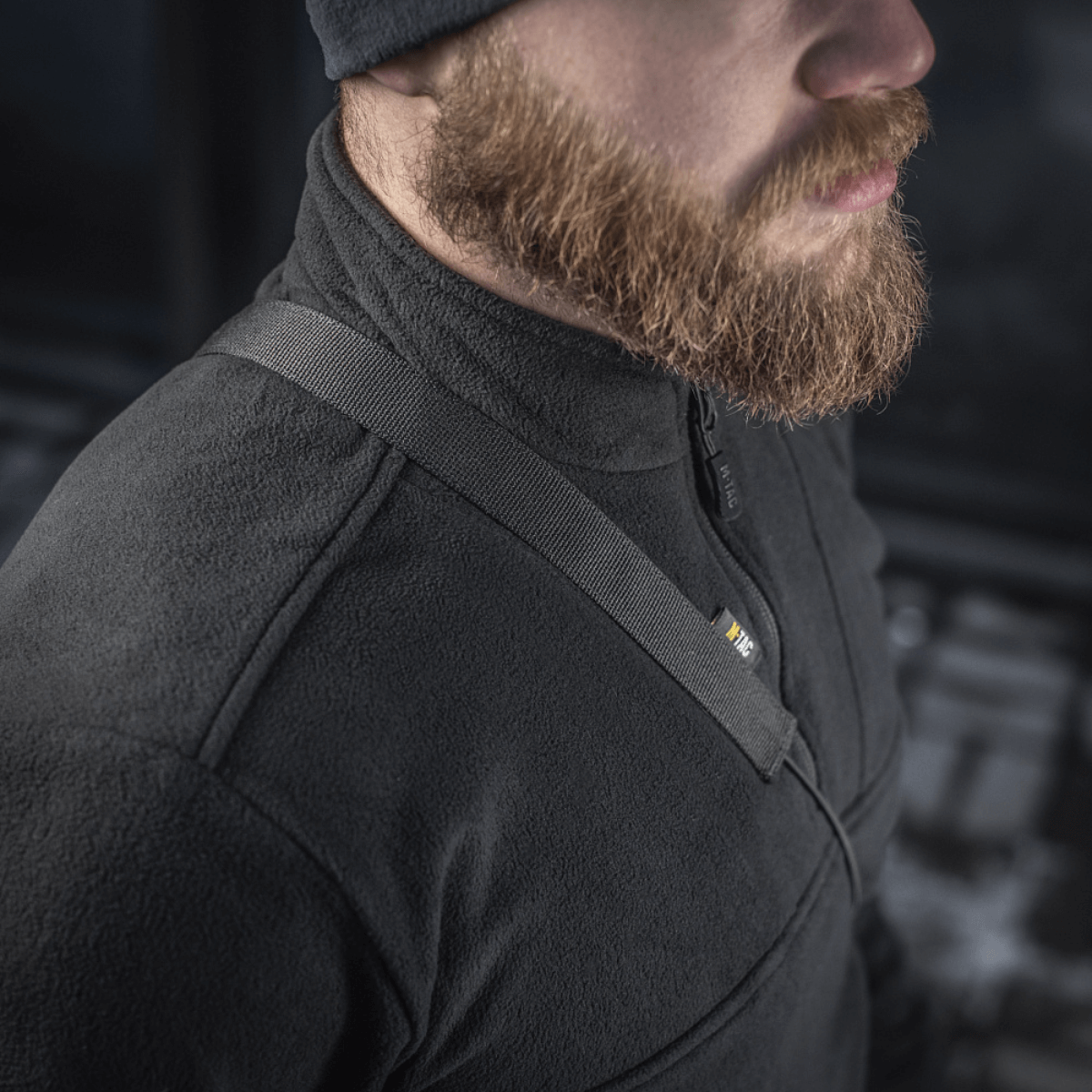 Mies kantaa M‑Tac Pocket Bag Elite HEX:ää kulutusta kestävässä materiaalissa ja vankalla rakenteella, sopii arkipäivän käyttöön ja EDC-varusteille.