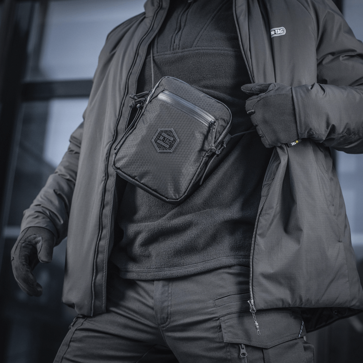 M-Tac Pocket Bag Elite HEX käytössä käytännöllisenä kompaktina laukku säilytykseen, valmistettu kulutusta kestävästä materiaalista ja kestävillä YKK-vetoketjuilla, sopii päivittäiseen käyttöön.