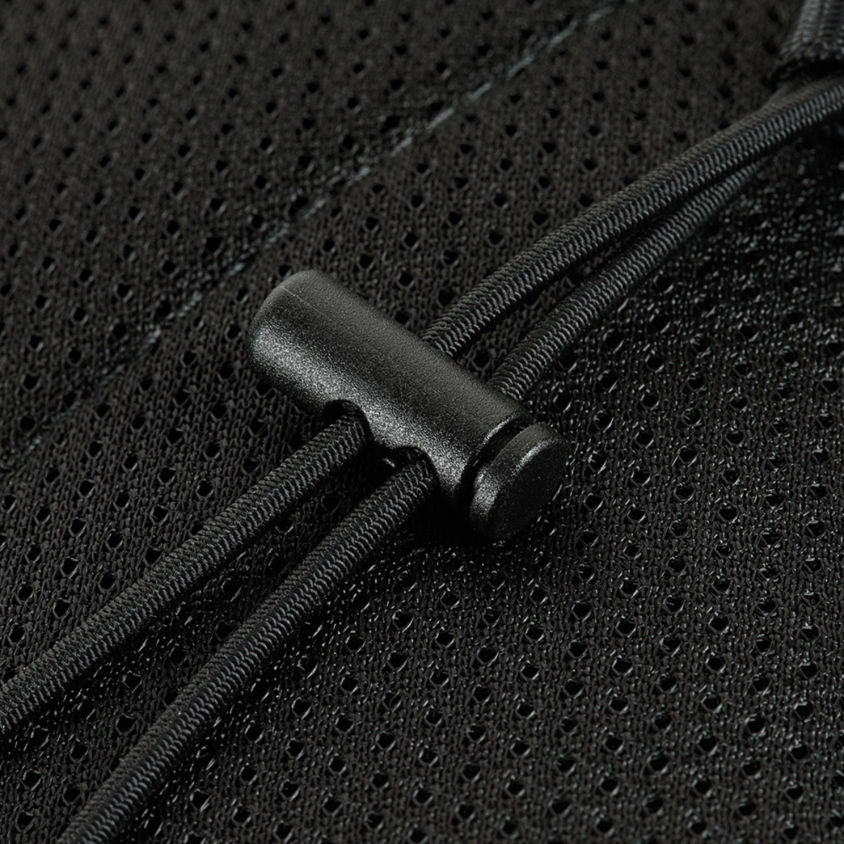 Yksityiskohta M‑Tac Pocket Bag Elite HEX:stä robusteilla YKK-vetoketjuilla, soveltuu pikkutarvikkeiden säilytykseen.