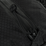 Yksityiskohta kulutuskestävästä YKK-vetoketjusta M‑Tac Pocket Bag Elite HEX:ssä kuusikulmio-kuviolla, sopii arjen pikkutarvikkeiden säilytykseen.