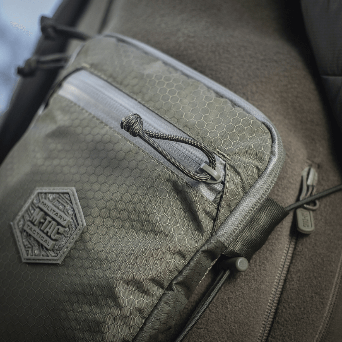 M‑Tac Pocket Bag Elite HEX kulutusta kestävässä materiaalissa YKK-vetoketjulla, sopii pikkutarvikkeiden ja varusteiden säilytykseen, kompakti muotoilu.