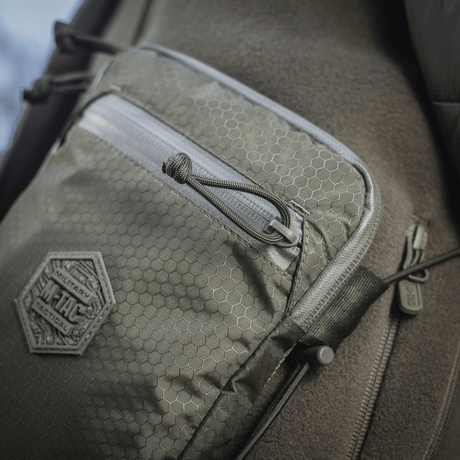 M‑Tac Pocket Bag Elite HEX kulutusta kestävässä materiaalissa YKK-vetoketjulla, sopii pikkutarvikkeiden ja varusteiden säilytykseen, kompakti muotoilu.