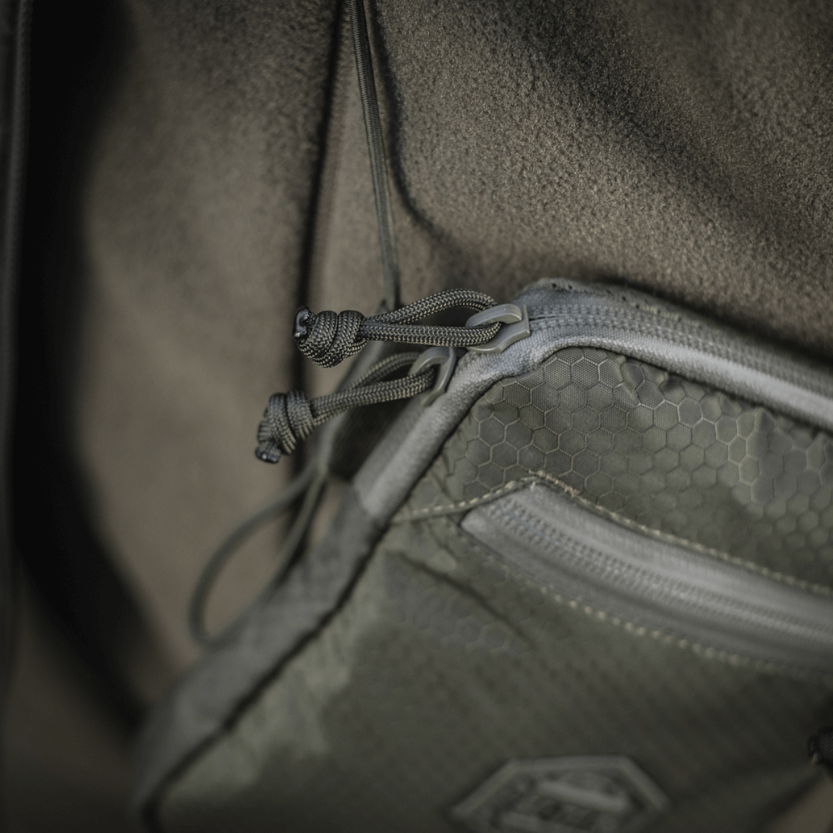 M‑Tac Pocket Bag Elite HEX kulutusta kestävästä materiaalista YKK-vetoketjuilla EDC-varusteiden ja pikkutarvikkeiden säilytykseen.