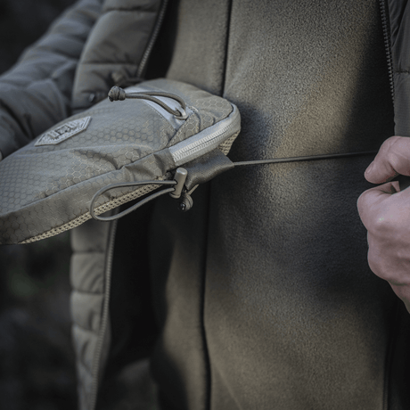 M-Tac Pocket Bag Elite HEX käytössä, vankka ja kompakti laukku luotettavilla YKK-vetoketjuilla päivittäiseen pikkutarvikkeiden säilytykseen.