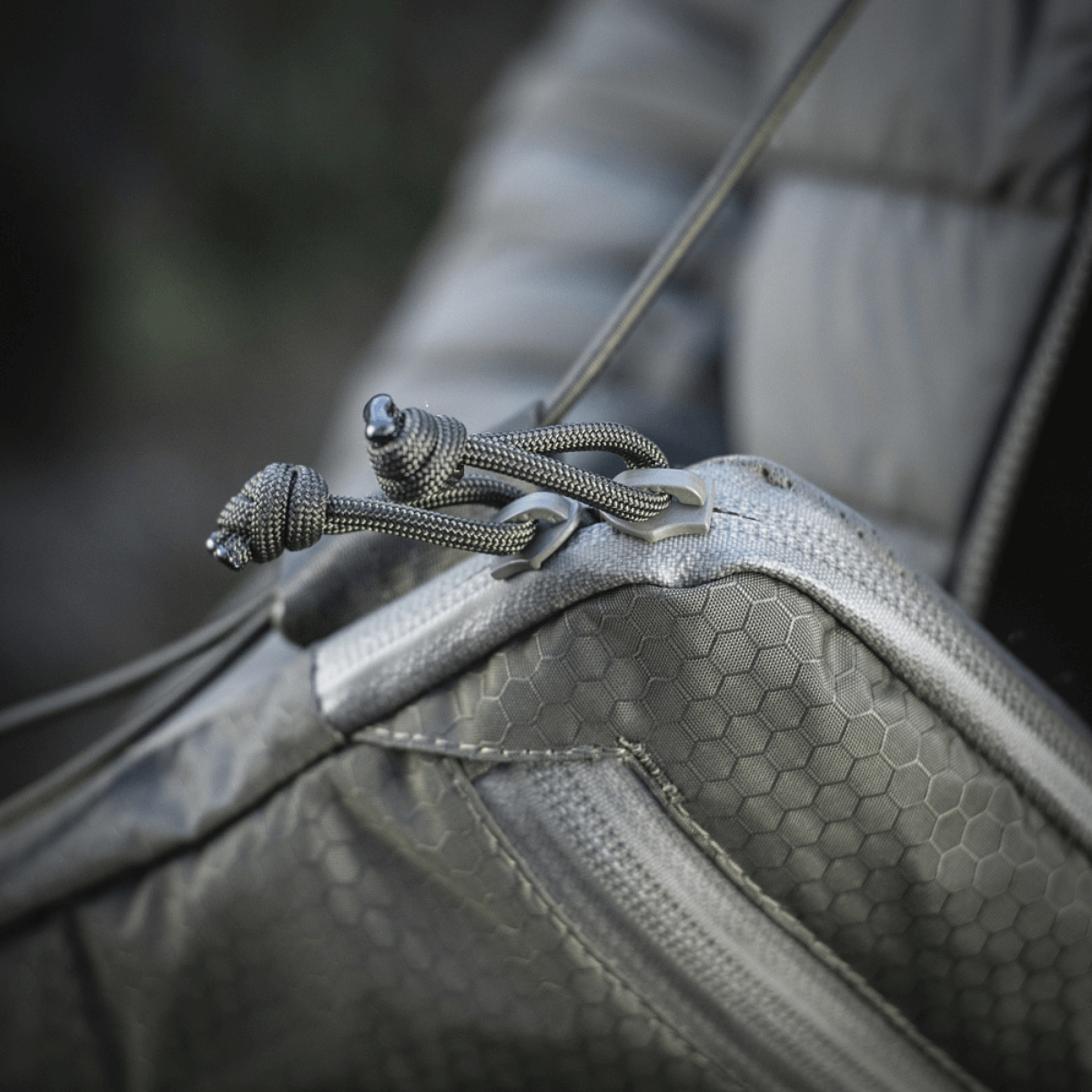 M‑Tac Pocket Bag Elite HEX vahvoilla YKK-vetoketjuilla ja kestävästä materiaalista, sopii päivittäiseen varusteiden säilytykseen ja kuljetukseen.