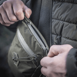 M‑Tac Pocket Bag Elite HEX kestävillä YKK-vetoketjuilla näytetään käytössä kompaktina laukuna, sopii pikkutarvikkeiden ja varusteiden säilytykseen.