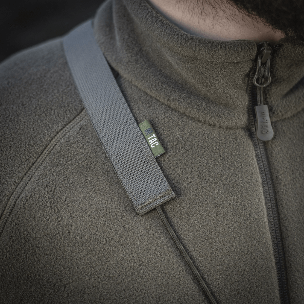 M‑Tac Pocket Bag Elite HEX -kantohihna kestävässä YKK-vetoketjuisessa fleecetakissa, ihanteellinen EDC-varusteille ja arkeen.