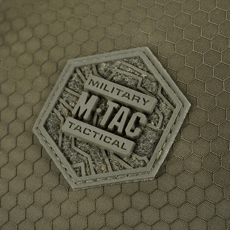 M‑Tac Pocket Bag Elite HEX kestävästä materiaalista, sotilastaktiikkalogo kuusikulmaisen muotoilun sisällä.
