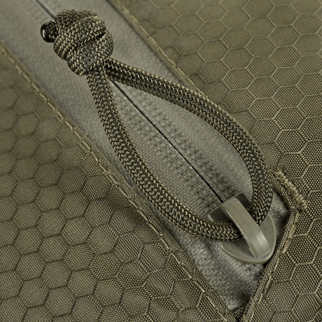 Lähikuva kulutuskestävästä YKK-vetoketjusta M‑Tac Pocket Bag Elite HEX:ssä kuusikulmio-kuvioinnilla.