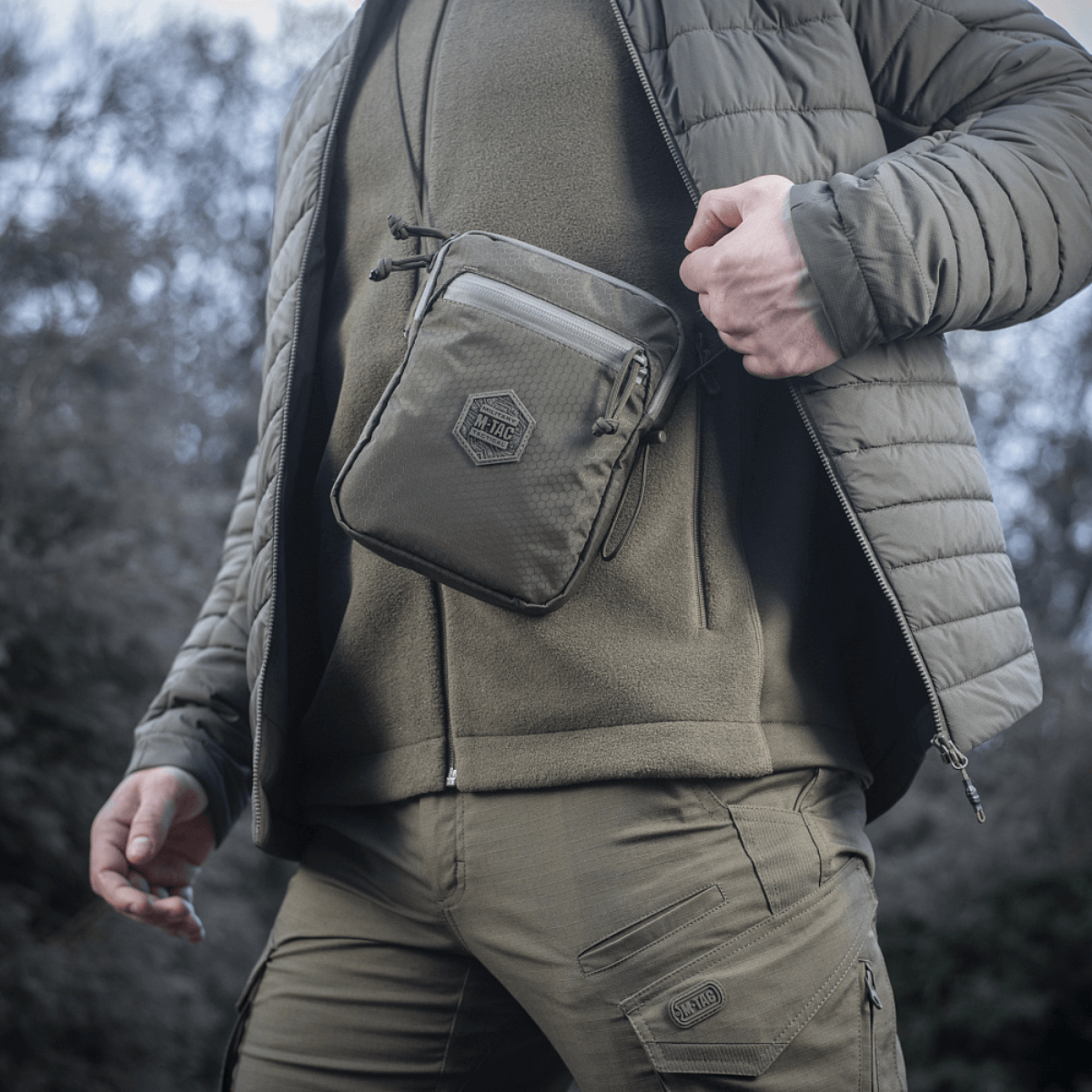 M‑Tac Pocket Bag Elite HEX ulkokäyttöön soveltuva laukku pikkutarvikkeiden ja varusteiden säilytykseen, kulutusta kestävä materiaali YKK-vetoketjuilla, sopii EDC-käyttöön.