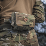 M-Tac Horisontal Medic Lomme Large Elite multicam-materiaalissa, NIJ-sertifiointi, galleria-asento 1 kiinnitettynä taktiseen vyöhön.