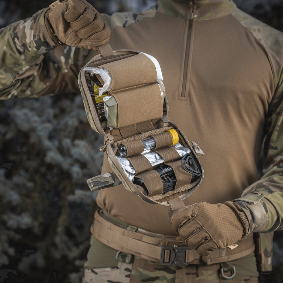 M-Tac Horisontal Medic Lomme Large Elite multicam-materiaalissa, NIJ-sertifiointi, galleria-asento 1, avattu ja järjestetyt lääkintätarvikkeet näkyvissä.