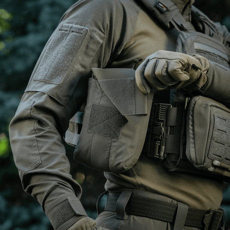 M‑Tac Medic Pouch Vertical Large Elite käytössä taktisen liivin päällä.