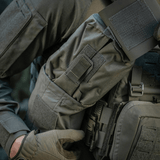 M‑Tac Medic Pouch Vertical Large Elite kiinnitetty taktiseen liiviin lääkinnällisten välineiden turvallista säilytystä varten, Cordura 500D -materiaalia.