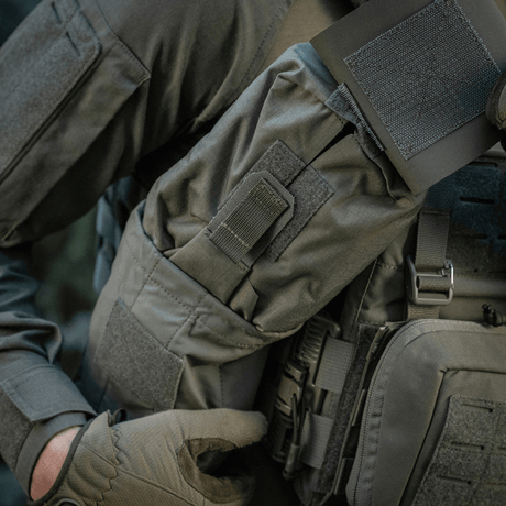 M‑Tac Medic Pouch Vertical Large Elite kiinnitetty taktiseen liiviin lääkinnällisten välineiden turvallista säilytystä varten, Cordura 500D -materiaalia.