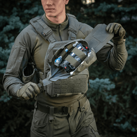 M‑Tac Medic Pouch Vertical Large Elite käytössä taktisten liivien kanssa metsäympäristössä.