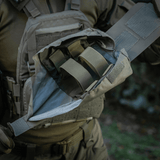 M‑Tac Medic Pouch Vertical Large Elite avoinna, näyttää sisätilat IFAK‑organizerilla, valmistettu Cordura 500D:stä ensiapuvälineiden turvalliseen säilytykseen.