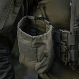 M‑Tac Medic Pouch Vertical Large Elite kiinnitetty taktiseen liiviin helppoa pääsyä varten ensiapuvälineisiin kestävässä Cordura‑materiaalissa.