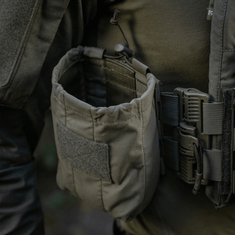 M‑Tac Medic Pouch Vertical Large Elite kiinnitetty taktiseen liiviin helppoa pääsyä varten ensiapuvälineisiin kestävässä Cordura‑materiaalissa.