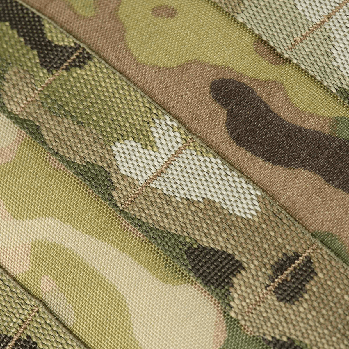 Yksityiskohta Cordura 500D -materiaalista M-Tac Pouch Sukharka Gen.3 XL:ssä maastokuvioinnilla ja kestävällä muotoilulla.
