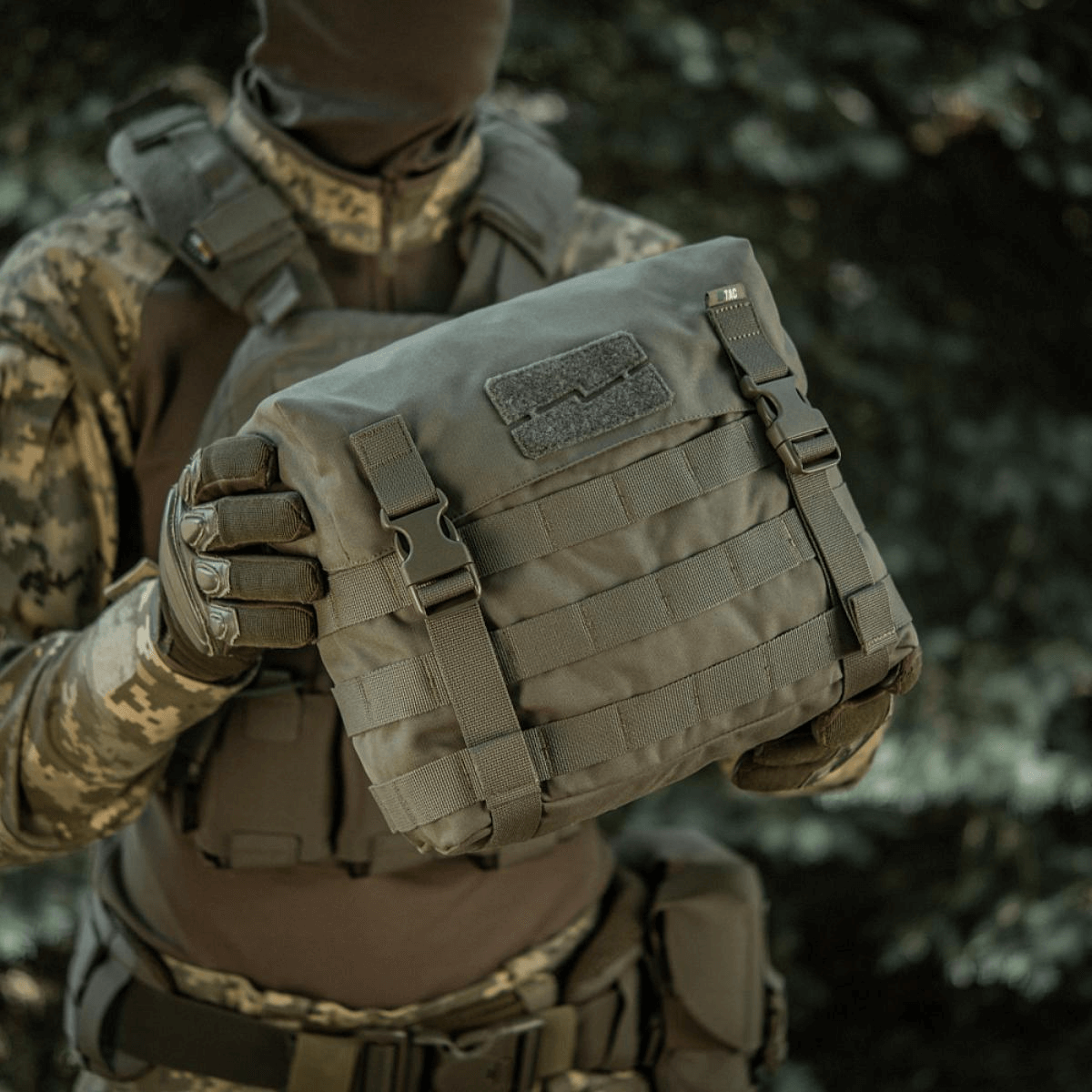 M-Tac Pouch Sukharka Gen.3 XL kenttäkäytössä, MOLLE-järjestelmä ja Cordura 500D -materiaali.