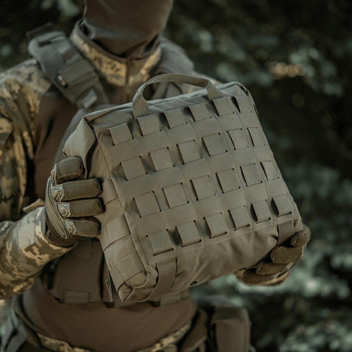 M-Tac Pouch Sukharka Gen.3 XL sotilaan pitämänä maastopuvussa, MOLLE-järjestelmä ja Cordura 500D.
