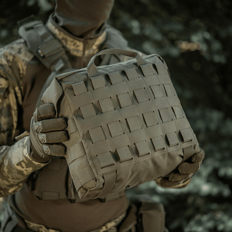 M-Tac Pouch Sukharka Gen.3 XL sotilaan pitämänä maastopuvussa, MOLLE-järjestelmä ja Cordura 500D.