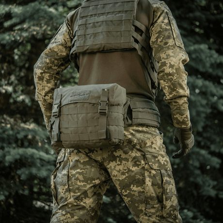 M-Tac Pouch Sukharka Gen.3 XL kiinnitettynä maastopukuun metsäympäristössä.