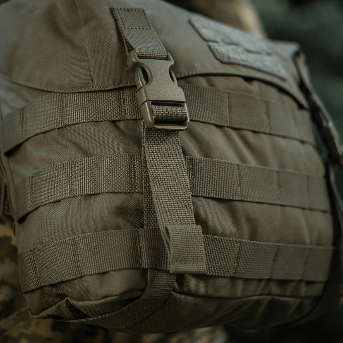 M-Tac Pouch Sukharka Gen.3 XL Cordura 500D:stä, MOLLE-järjestelmä ja Woojin-hardware kenttätakissa.
