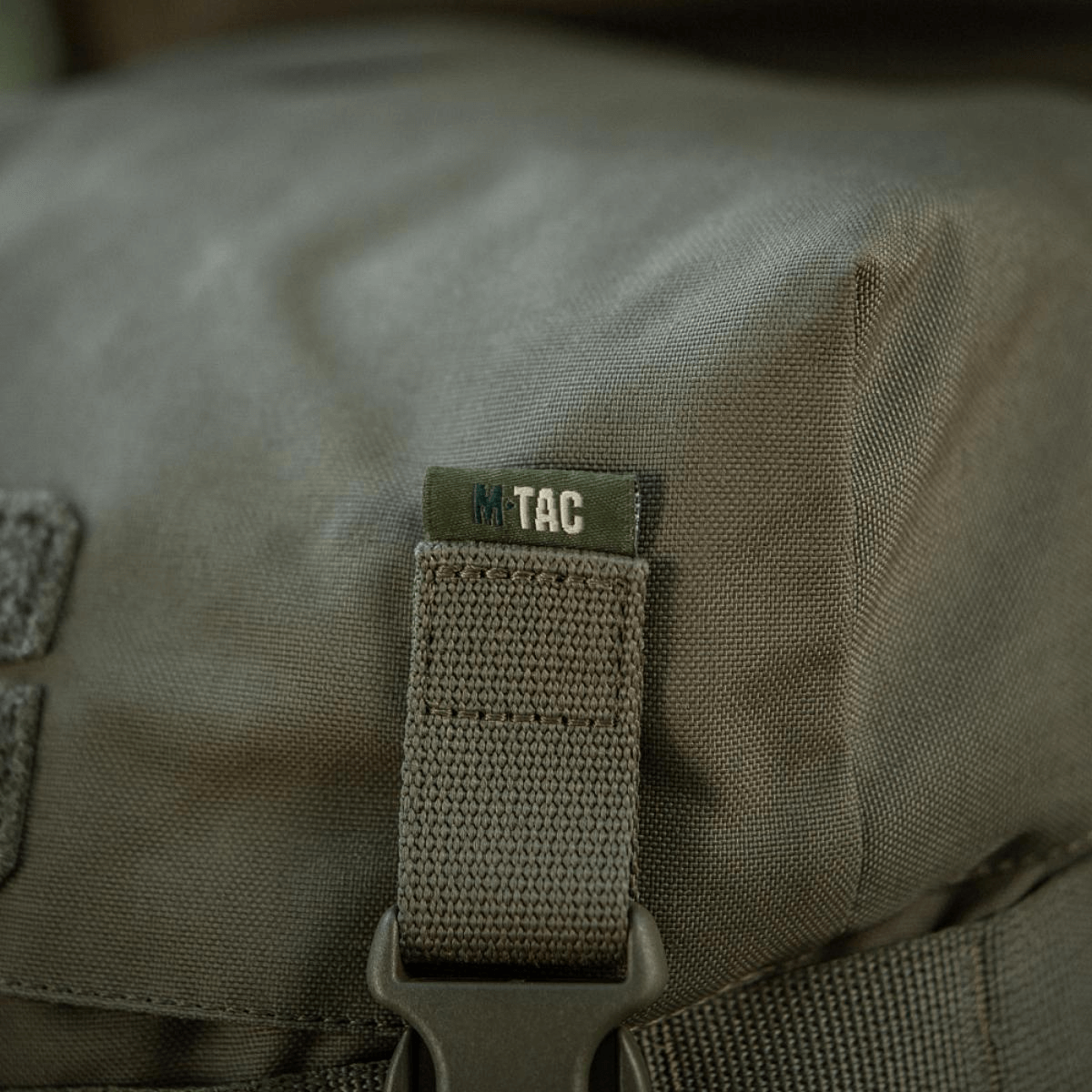 Lähikuva M-Tac Pouch Sukharka Gen.3 XL:stä kestävästä Cordura 500D:stä, Woojin-hardware ja Fastex-lukko.