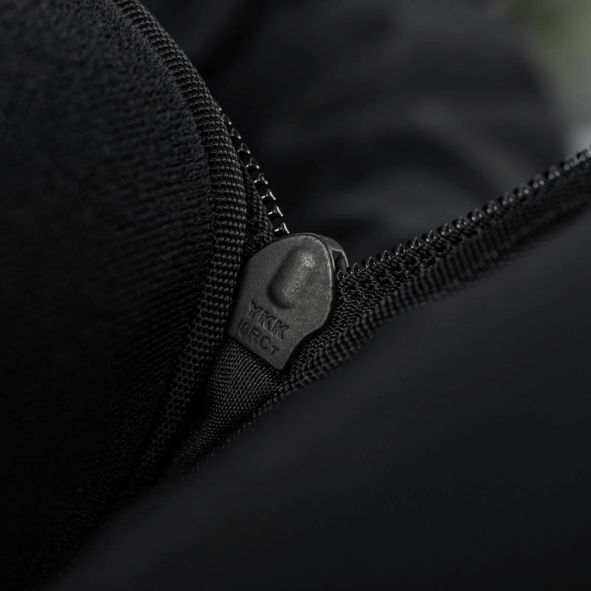 Vetoketjun yksityiskohta M-Tac Tablet Bag Laser Cut Hexissä, YKK-vetoketju, Cordura-materiaali.