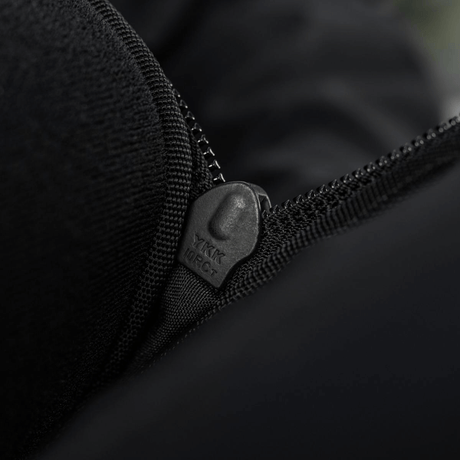 Vetoketjun yksityiskohta M-Tac Tablet Bag Laser Cut Hexissä, YKK-vetoketju, Cordura-materiaali.