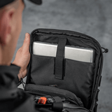 Henkilö avaa M-Tac Tablet Bag Laser Cut Hexin tabletti sisällä, näyttää lokeron nopeaan pääsyyn ja asiakirjoille.