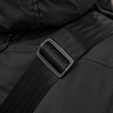 Lähikuva M-Tac Tablet Bag Laser Cut Hexin tukevasta olkahihnasta ja soljesta mustasta Cordura-materiaalista.