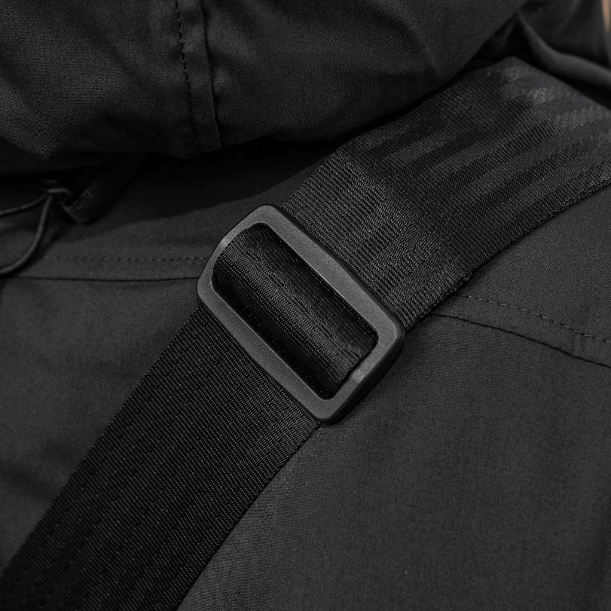 Lähikuva M-Tac Tablet Bag Laser Cut Hexin tukevasta olkahihnasta ja soljesta mustasta Cordura-materiaalista.