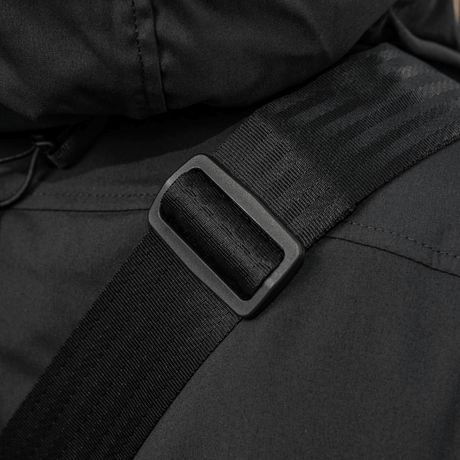 Lähikuva M-Tac Tablet Bag Laser Cut Hexin tukevasta olkahihnasta ja soljesta mustasta Cordura-materiaalista.