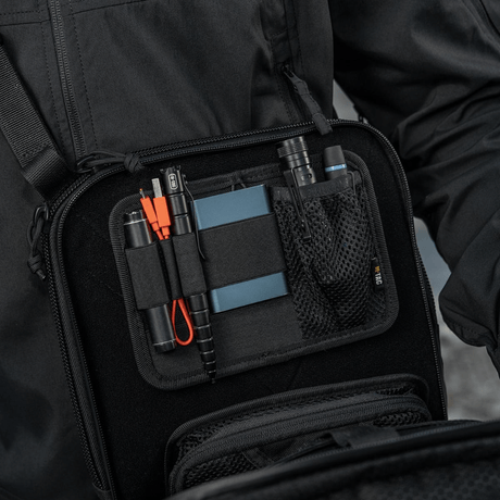 M-Tac Tablet Bag Laser Cut Hex modulaarisella insertillä ja nopean pääsyn toiminnolla, valmistettu kestävästä Cordurasta, täydellinen EDC-käyttöön.