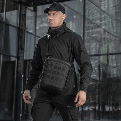 Mies M-Tac Tablet Bag Laser Cut Hex mustana, sopii EDC:hen, asiakirjoille ja tabletille, valmistettu kestävästä Cordura-materiaalista.