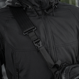 Lähikuva mustasta M-Tac Tablet Bag Laser Cut Hex -olkalaukusta henkilöllä, valmistettu kestävästä Cordura-materiaalista, säädettävä hihna.