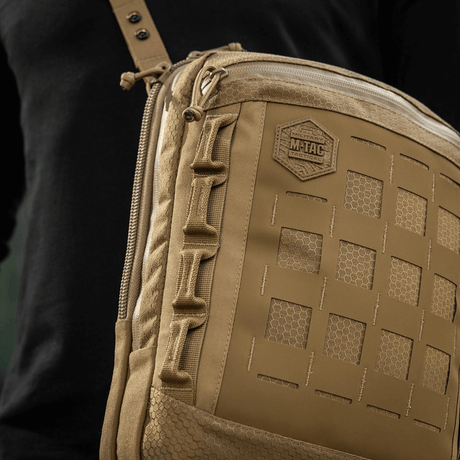M-Tac Tablet Bag Laser Cut Hex Cordura-materiaalista piilotetulla aseen lokerolla ja Laser Cut MOLLE:lla lisävarusteille.