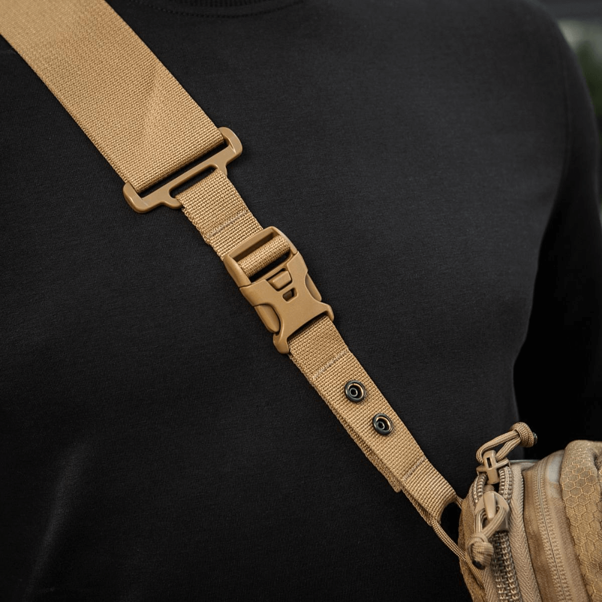 Lähikuva M-Tac Tablet Bag Laser Cut Hexistä säädettävällä remmillä ja tukevalla soljella, nopea pääsy sisältöön, valmistettu kestävästä Cordura-kankaasta.