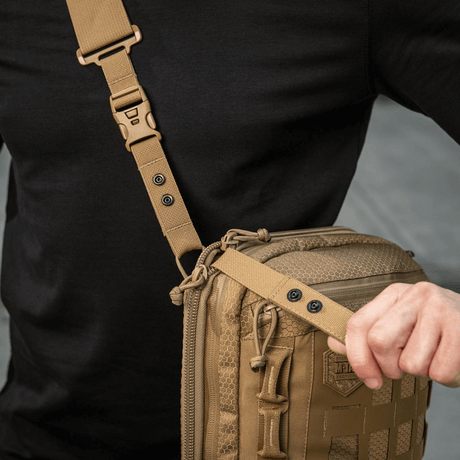 M-Tac Tablet Bag Laser Cut Hex vinosti, voimakas olkahihna ja käytännöllinen taskusuunnittelu EDC:hen ja piilotuskantoon.