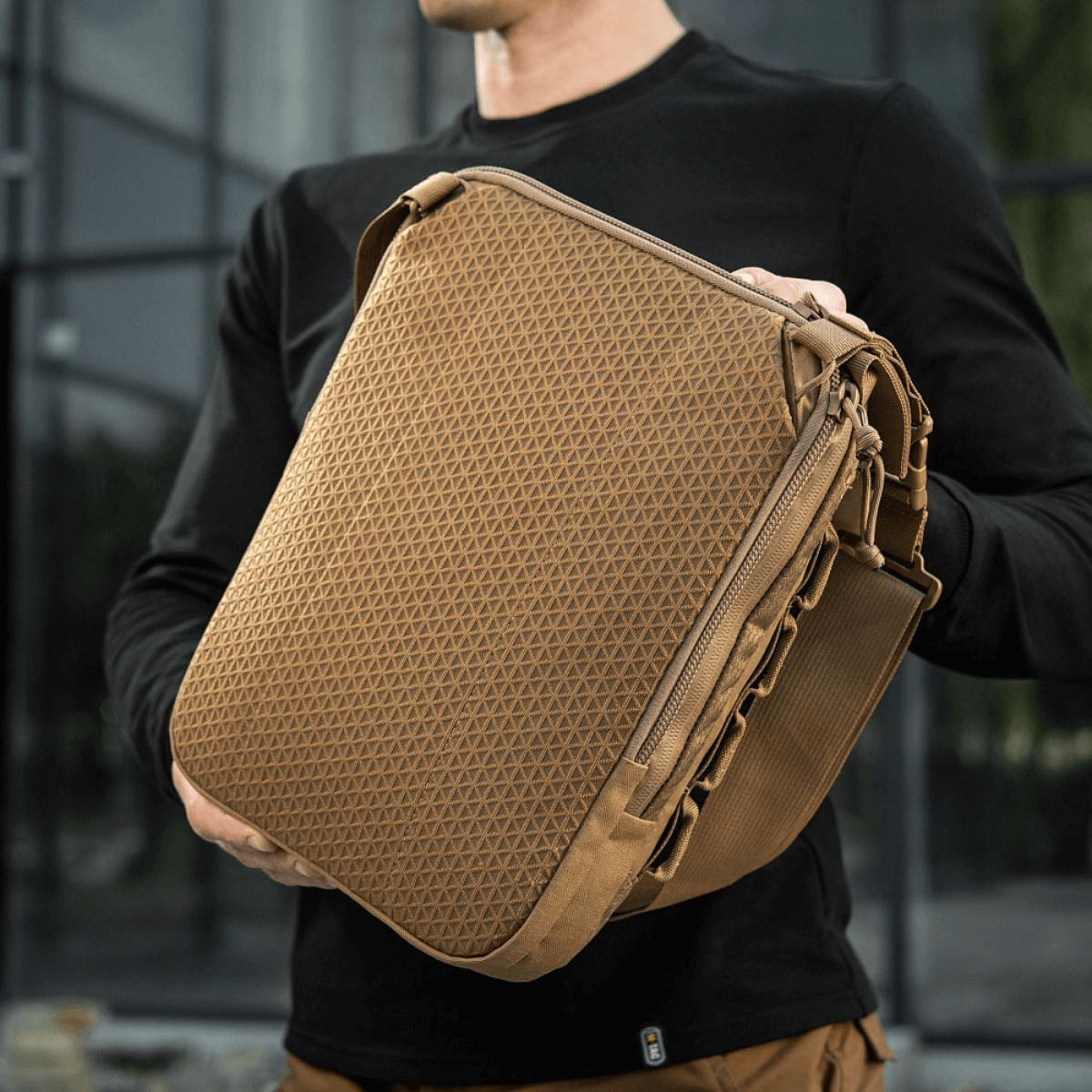 M-Tac Tablet Bag Laser Cut Hex Cordura-materiaalista, käytännöllinen EDC:hen, asiakirjoille ja piilotetuille aseille, Laser Cut MOLLE etupaneelissa.